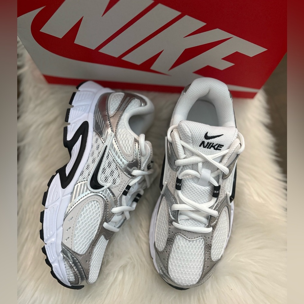 Nike V5 RNR Women's Sneaker - White/Black - Picture 6 of 6